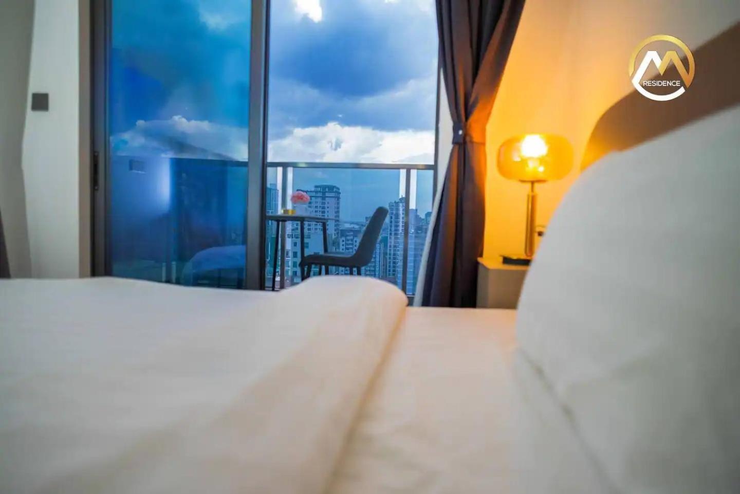 Hotel Serviced Apartments Top One Infinity Pool With View Of 360 Degree Phnom Penh Bagian luar foto