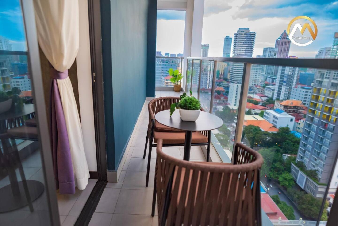 Hotel Serviced Apartments Top One Infinity Pool With View Of 360 Degree Phnom Penh Bagian luar foto