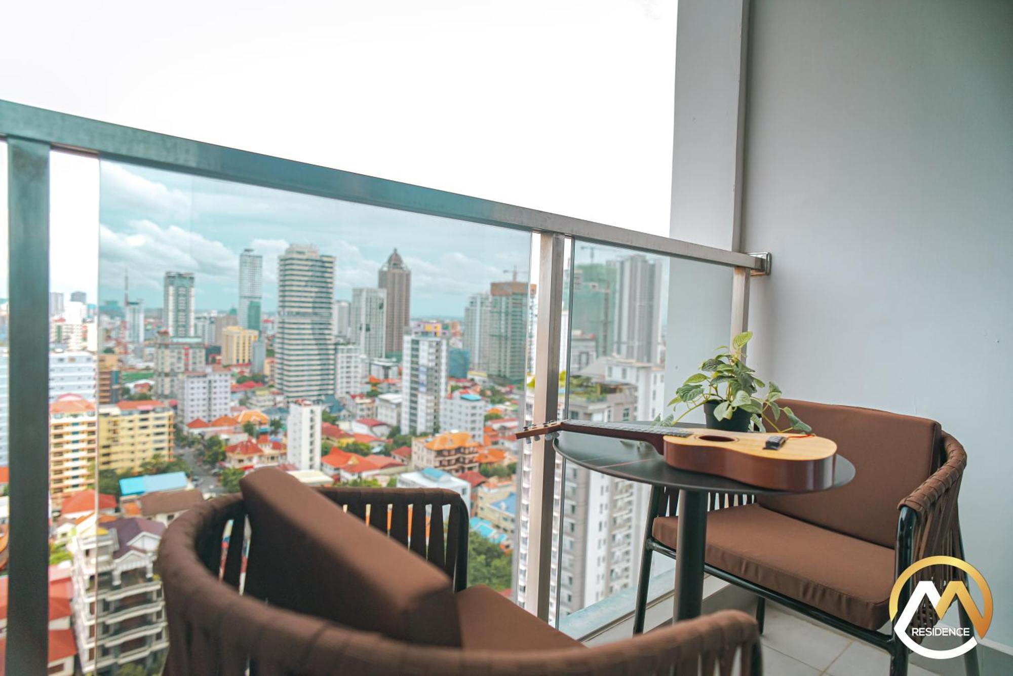 Hotel Serviced Apartments Top One Infinity Pool With View Of 360 Degree Phnom Penh Bagian luar foto