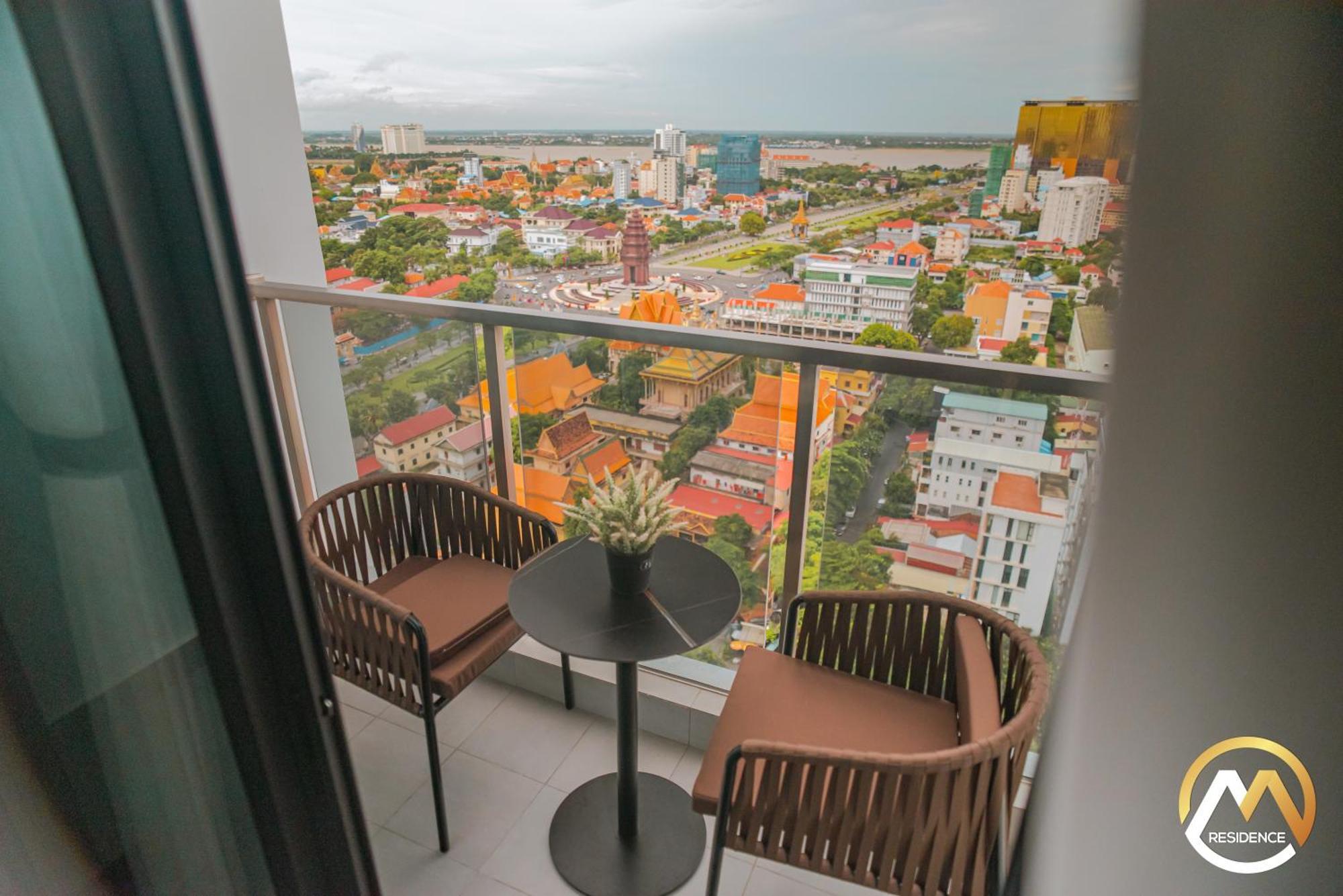 Hotel Serviced Apartments Top One Infinity Pool With View Of 360 Degree Phnom Penh Bagian luar foto